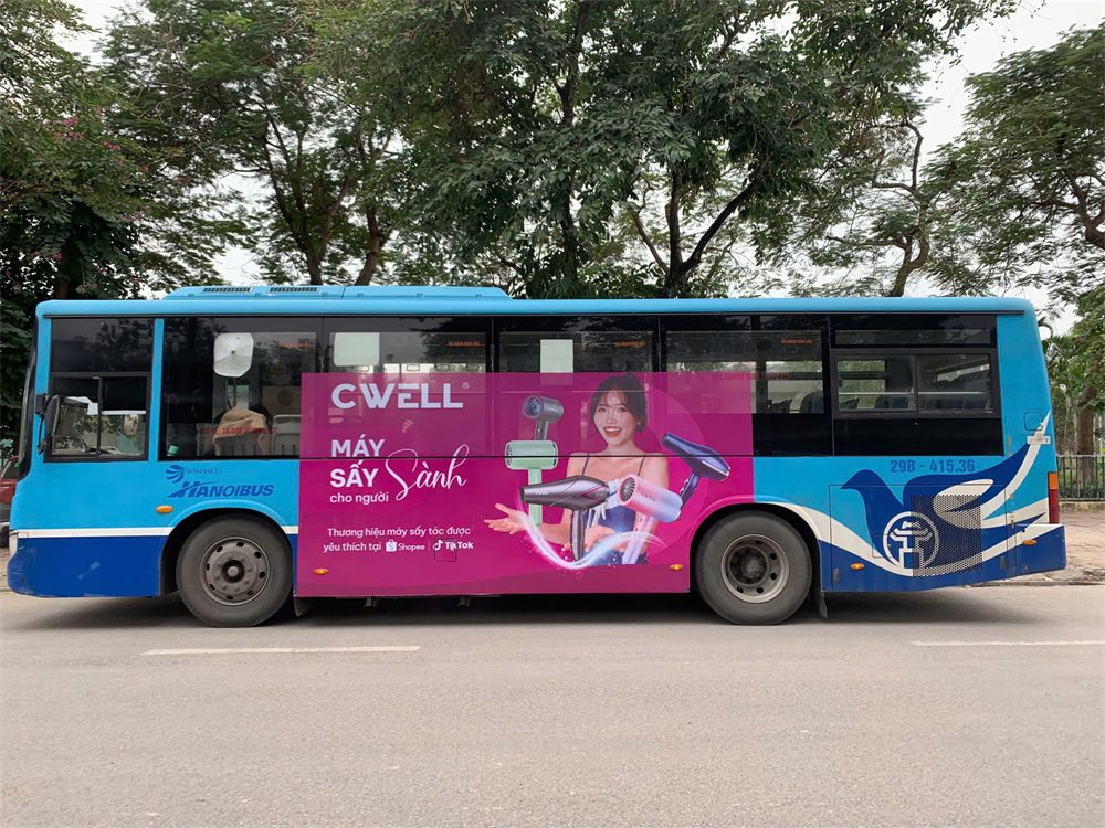 Xe bus dán hình CWELL chạy trên đường phố Hà Nội