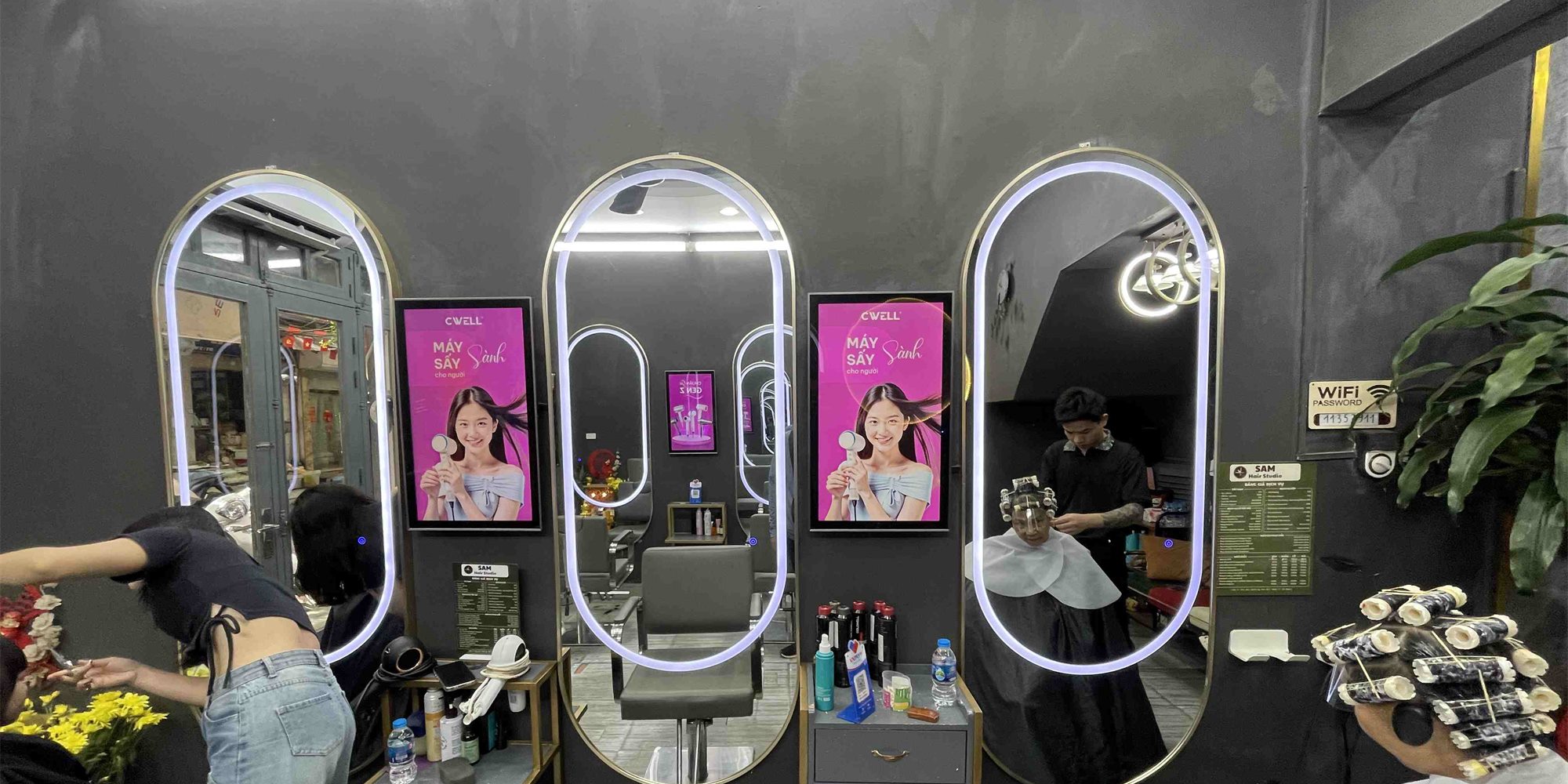 Màn hình quảng cáo máy sấy tóc CWELL đặt tại salon SAM Hair Studio