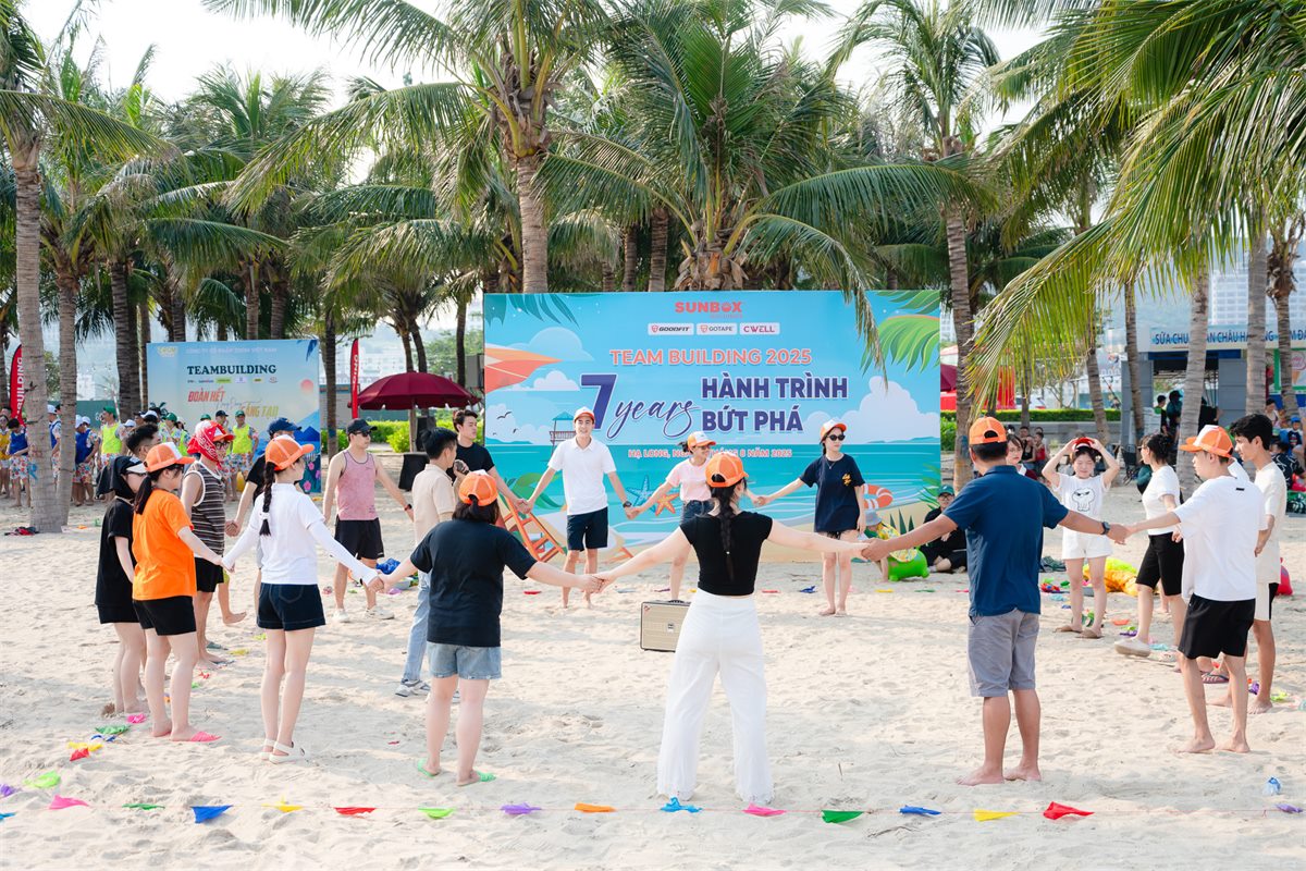 Toàn cảnh Team Building 2025 “Hành trình bứt phá” của Sunbox Holdings tại bãi biển Hạ Long