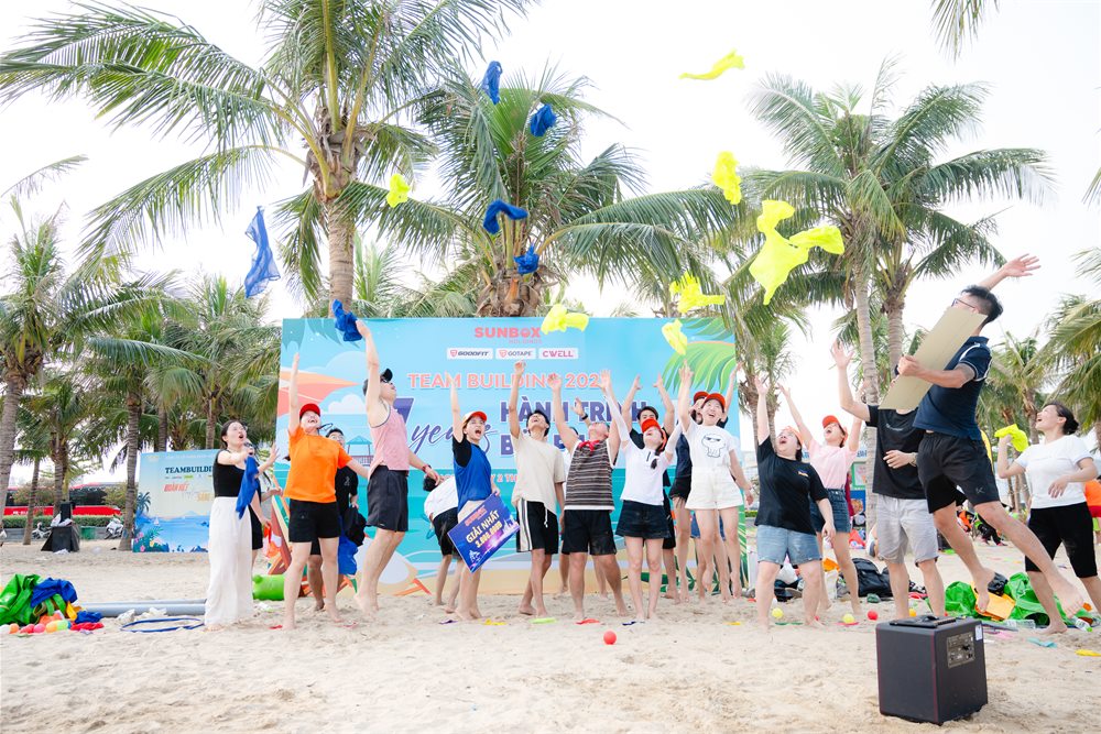 Đội thắng giải Nhất ăn mừng trước sân khấu Team Building 2025 của Sunbox Holdings